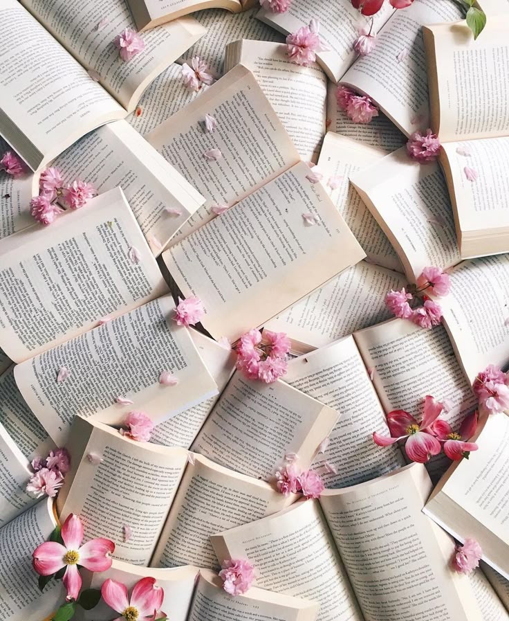 Livros com flores cor-de-rosa