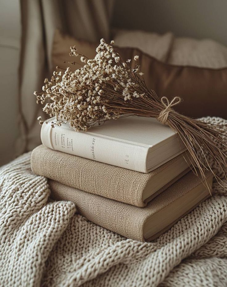 Livros empilhados com flores secas